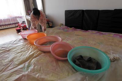 同德楼上漏水，住户失联，小区没物管，业主维权难！律师来支招……